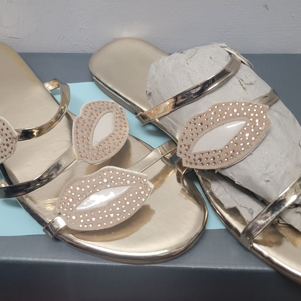 Gold Women's Sandals with Tan/Gold Lip Design Women's Size 9/41